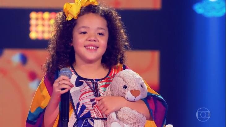 The Voice Kids: Com coelha de pelúcia, menina surpreende jurados (Foto: Reprodução) The Voice Kids: Com coelha de pelúcia, menina surpreende jurados (Foto: Reprodução)