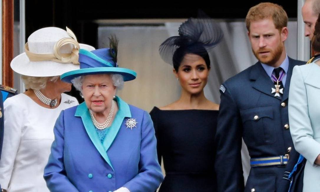 Príncipe Harry afirma estar de coração partido por ter que escolher entre a rainha Elizabeth II e Meghan Markle (Foto: Reprodução) Príncipe Harry afirma estar de coração partido por ter que escolher entre a rainha Elizabeth II e Meghan Markle (Foto: Reprodução)
