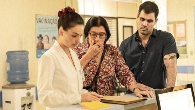 Betina em cena com sua sogra e o namorado na novela das nove Amor de Mãe Betina em cena com sua sogra e o namorado na novela das nove Amor de Mãe