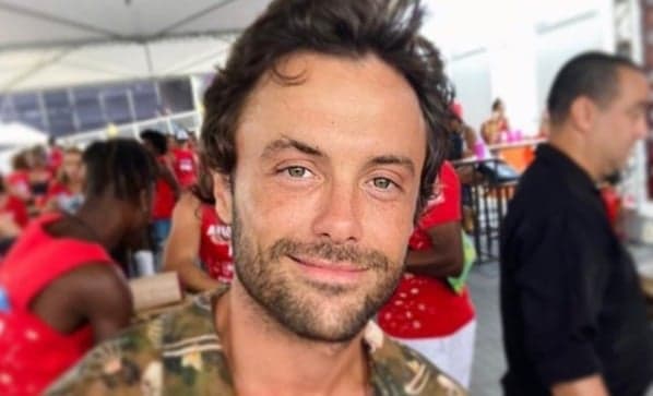 Passada! Kayky Brito aparece em foto rara com companheiro e público fica boquiaberto: “Maravilhosos”