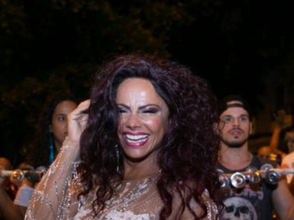 Passada! Viviane Araújo surge com roupa completamente transparente e deixa tudo à mostra no meio rua