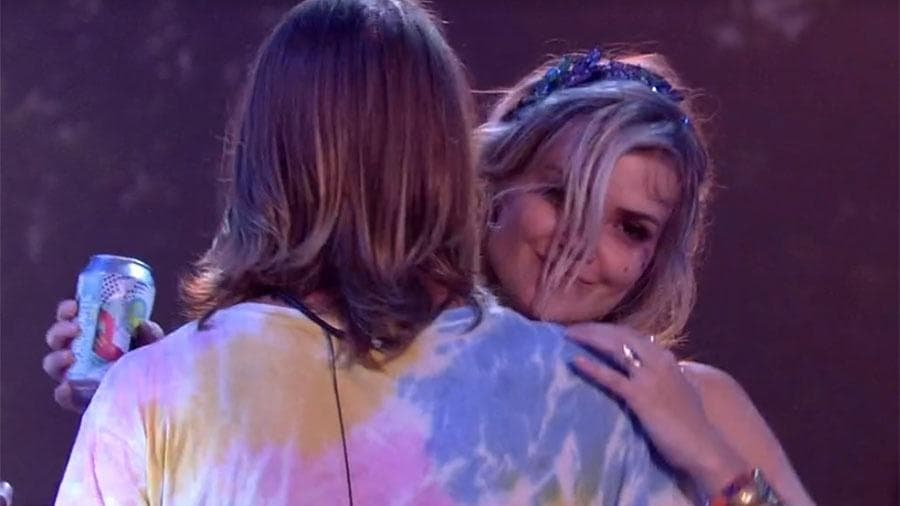 Daniel "imita" Petrix, segura peito de Marcela sem autorização e público pede expulsão