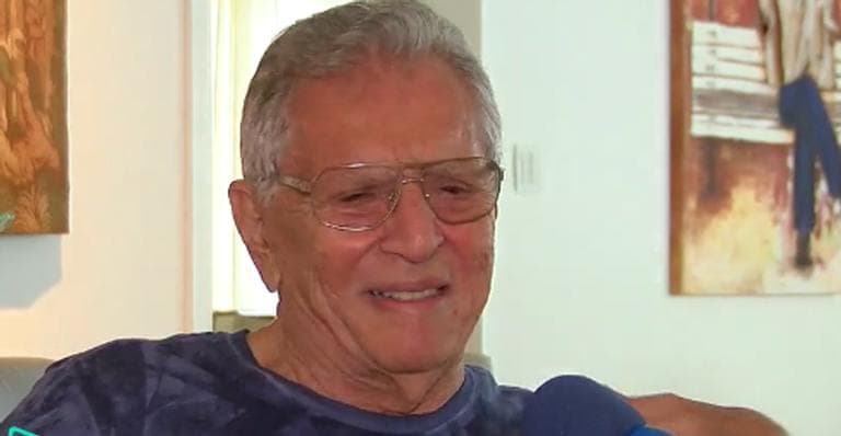 Carlos Alberto de Nóbrega ressurge das cinzas após anúncio de doença e faz confissão emocionante: "Como sempre"