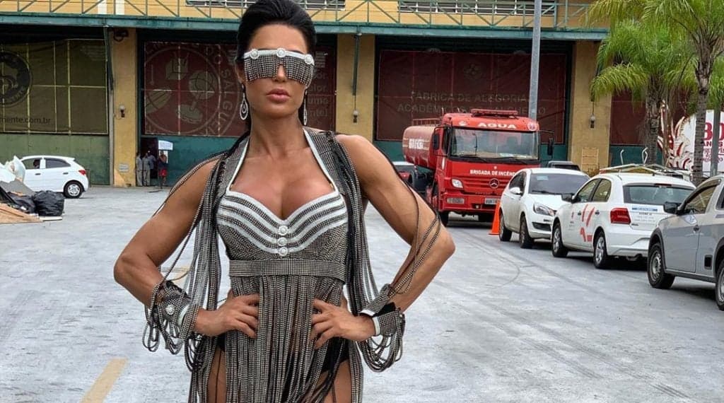 Gracyanne Barbosa, flagrada dirigindo sem roupa, vai parar em ensaio de escola de samba e rebola a raba até se acabar