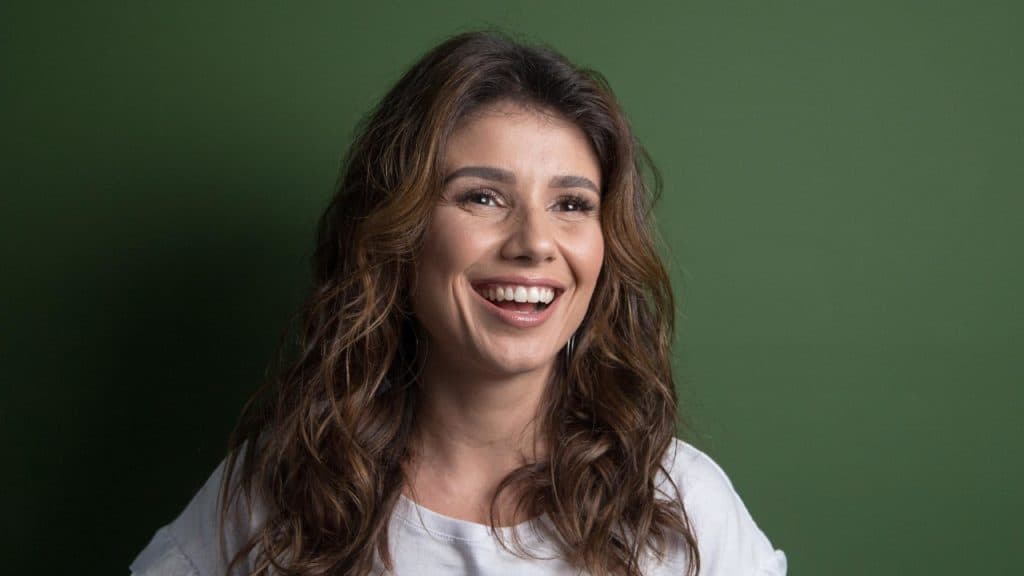 Paula Fernandes surge de biquíni minúsculo no gelo e se revela: "Refrescando a periquita"