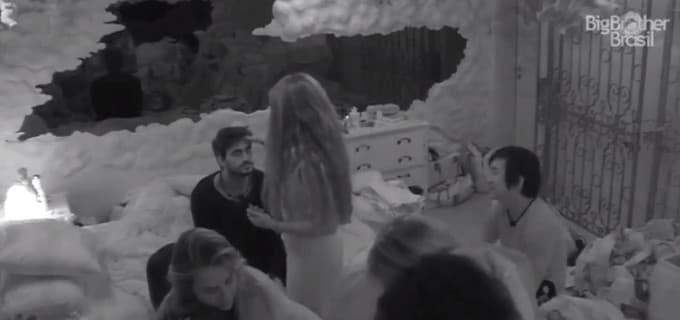 BBB20: Rafa Kalimann passa óleo ungido e brothers fazem grupo de louvor e oração: "É bênção"