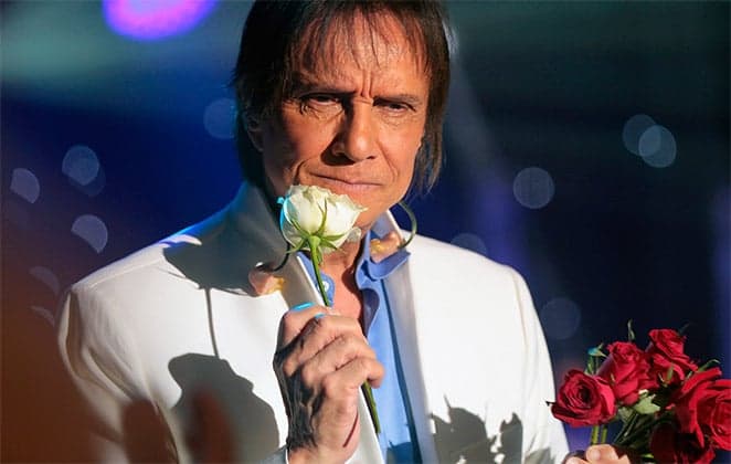 Aos 78 anos, Roberto Carlos pega público de surpresa e explode caso com atriz mais jovem da Globo