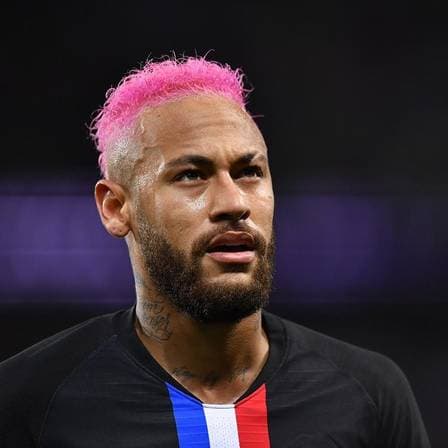 Neymar pinta cabelo de rosa, volta atrás e choca ao raspar a cabeça e surgir totalmente diferente