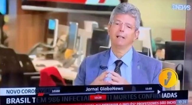 Jornalista da Globo sofre acidente ao vivo em estúdio de telejornal; veja o vídeo do momento