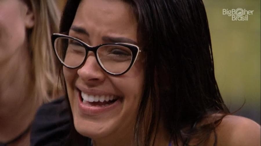 Ivy se emociona com recado do filho e vai às lágrimas no BBB durante almoço do anjo