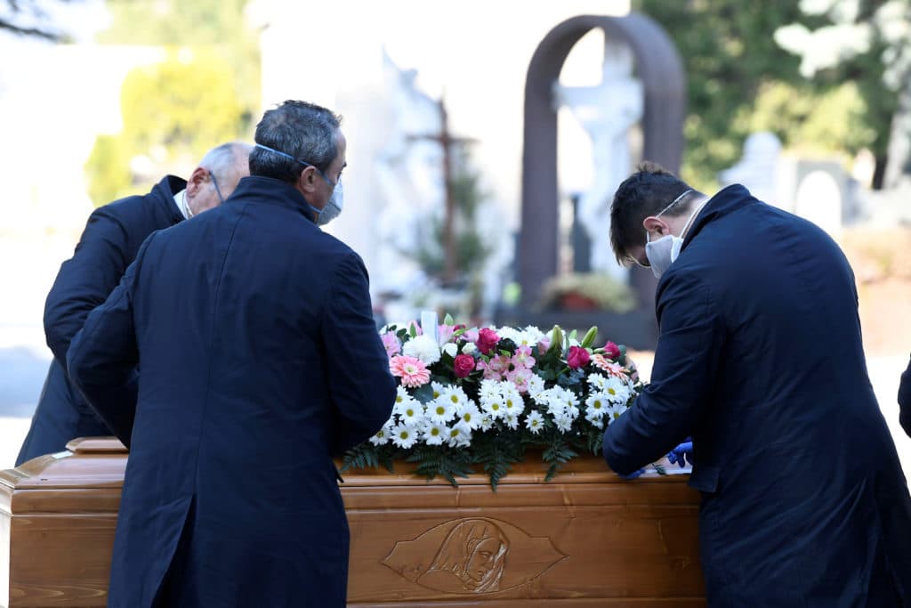 Cantor morre aos 32 anos após contrair coronavírus e familiares prestam seu último adeus