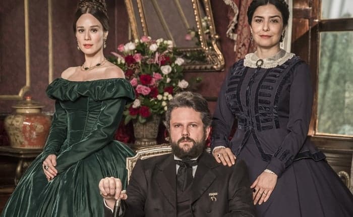 Selton Mello (Dom Pedro II) com Mariana Ximenes (Condessa do Barral) e Letícia Sabatella (Teresa Cristina) em Nos Tempos do Imperador; estreia adiada (Foto: Globo/João Miguel Jr.) Selton Mello (Dom Pedro II) com Mariana Ximenes (Condessa do Barral) e Letícia Sabatella (Teresa Cristina) em Nos Tempos do Imperador; estreia adiada (Foto: Globo/João Miguel Jr.)