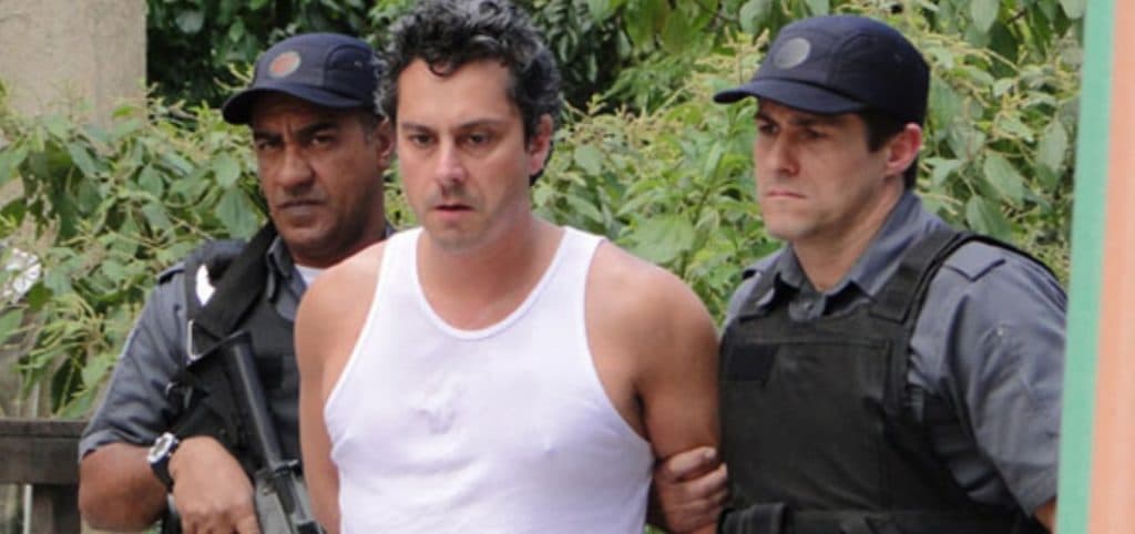 Fina Estampa: Baltazar é humilhado e preso em público após estrangular Celeste; saiba os detalhes