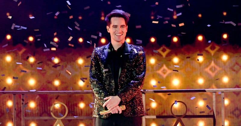 Brendon Urie está sendo cancelado na internet após comentários transfóbicos e racistas