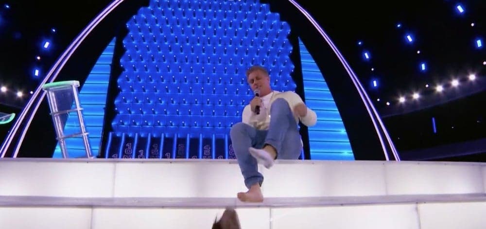 Luciano Huck surta, tira a roupa no palco do Caldeirão da Globo e público fica incrédulo: "Enlouqueceu"