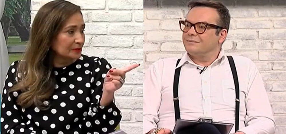 Sonia Abrão ouve grosseria de colunista, interrompe rapaz e detona na RedeTV!: "Não é assim" Sonia Abrão ouve grosseria de colunista, interrompe rapaz e detona na RedeTV!: "Não é assim"