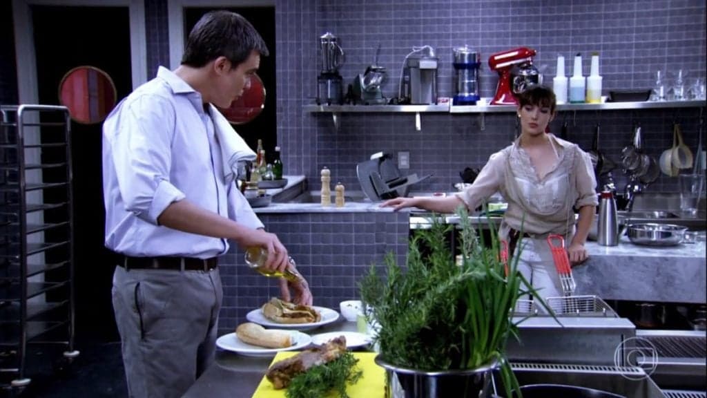 René cozinha para a filha em cena de Fina Estampa René cozinha para a filha em cena de Fina Estampa