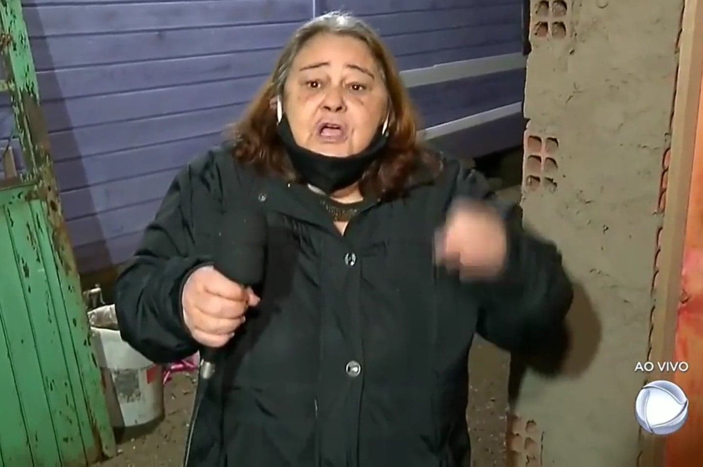 Mulher anunciou para repórter que daria surra em filho - Foto: Reprodução Mulher anunciou para repórter que daria surra em filho - Foto: Reprodução