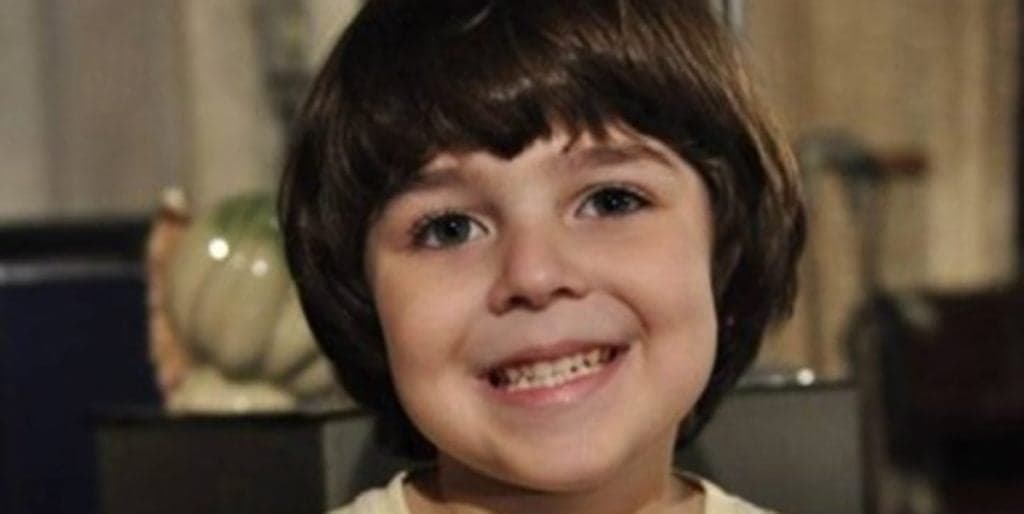 Ator que viveu Quinzinho em Fina Estampa deixa cabelo crescer e aparece irreconhecível após nove anos