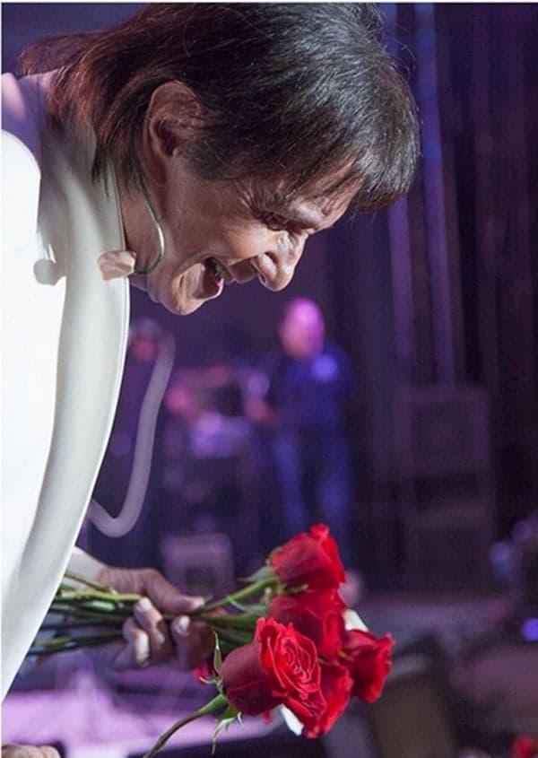 Roberto Carlos distribuindo flores em show (Foto: Reprodução) Roberto Carlos distribuindo flores em show (Foto: Reprodução)