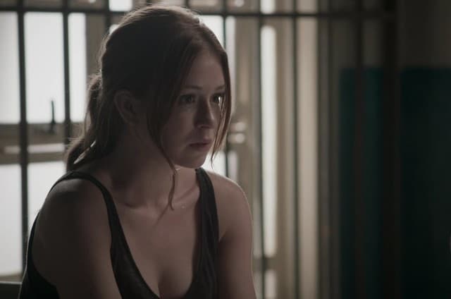 Eliza de Totalmente Demais em uma cena na prisão cenográfica da novela Eliza de Totalmente Demais em uma cena na prisão cenográfica da novela