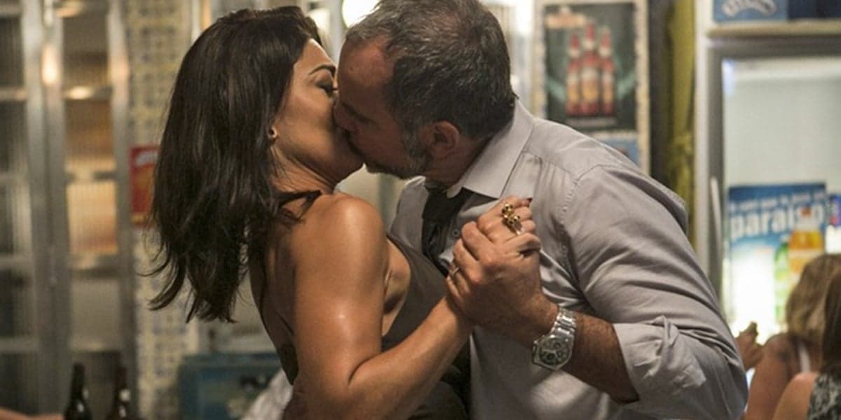 Germano (Humberto Martins) beija Carolina (Juliana Paes) em Totalmente Demais (Foto: Inácio Moraes/Globo) Germano (Humberto Martins) beija Carolina (Juliana Paes) em Totalmente Demais (Foto: Inácio Moraes/Globo)