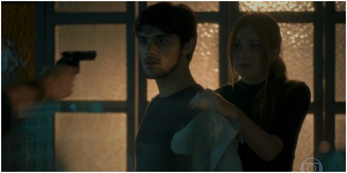 Jonatas e Eliza na mira de bandidos em Totalmente Demais - Foto: Reprodução Jonatas e Eliza na mira de bandidos em Totalmente Demais - Foto: Reprodução