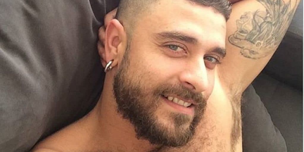 Só de peça íntima, cantor Diogo Nogueira tem vídeo rodeado de marmanjos divulgado: "Delícia"