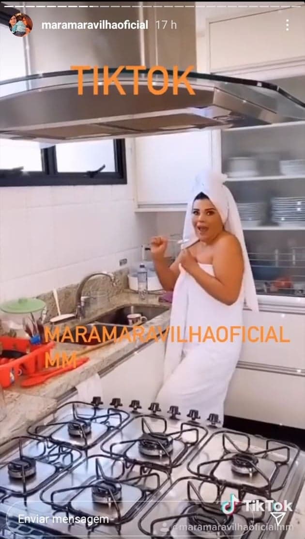 Mara Maravilha quase mostrou demais enrolada em toalha (Foto: Reprodução) Mara Maravilha quase mostrou demais enrolada em toalha (Foto: Reprodução)