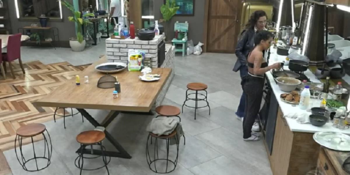 Luiza Ambiel e MC Mirella conversando na cozinha (Foto: Reprodução) Luiza Ambiel e MC Mirella conversando na cozinha (Foto: Reprodução)