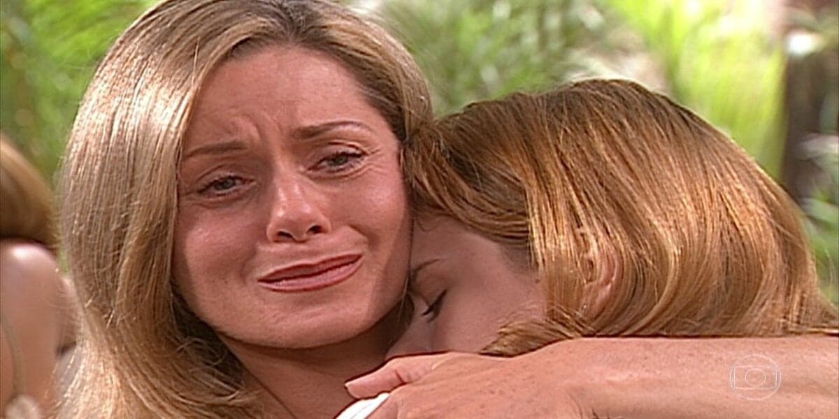 Helena chora com Camila em seus braços na novela Laços de Família Helena chora com Camila em seus braços na novela Laços de Família