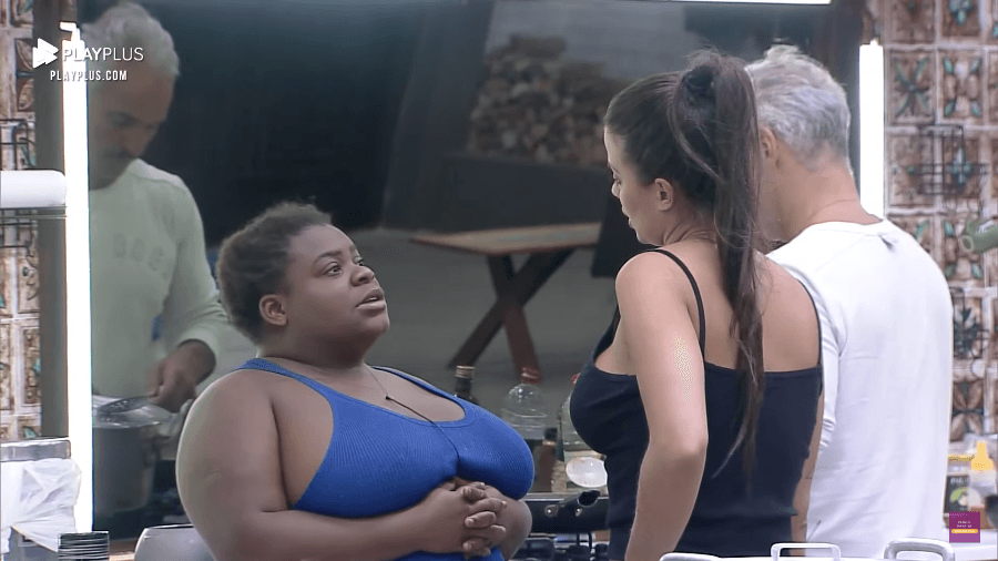 A Fazenda 12: Jojo briga com Victória após ela quase expor parte íntima em rede nacional e dispara: “Você é sem limites”
