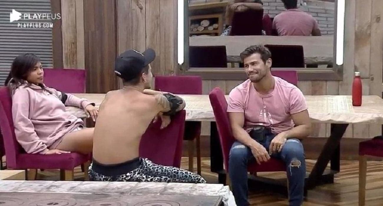 Biel e Mariano trocam olhares durante madrugada desta quinta-feira, 19, e revelam motivo inusitado em conversa na cozinha de "A Fazenda 12" (Reprodução) Biel e Mariano trocam olhares durante madrugada desta quinta-feira, 19, e revelam motivo inusitado em conversa na cozinha de "A Fazenda 12" (Reprodução)