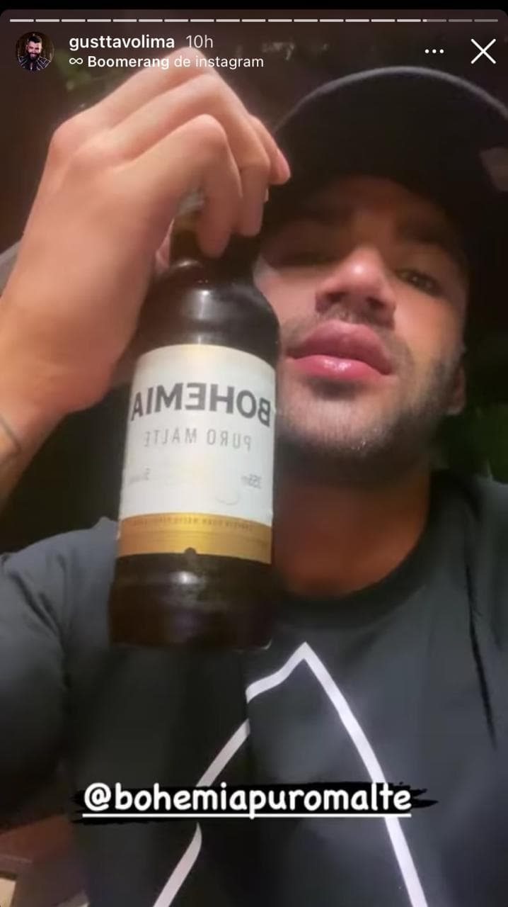 Gusttavo Lima aproveita noite para beber com os amigos (Reprodução) Gusttavo Lima aproveita noite para beber com os amigos (Reprodução)