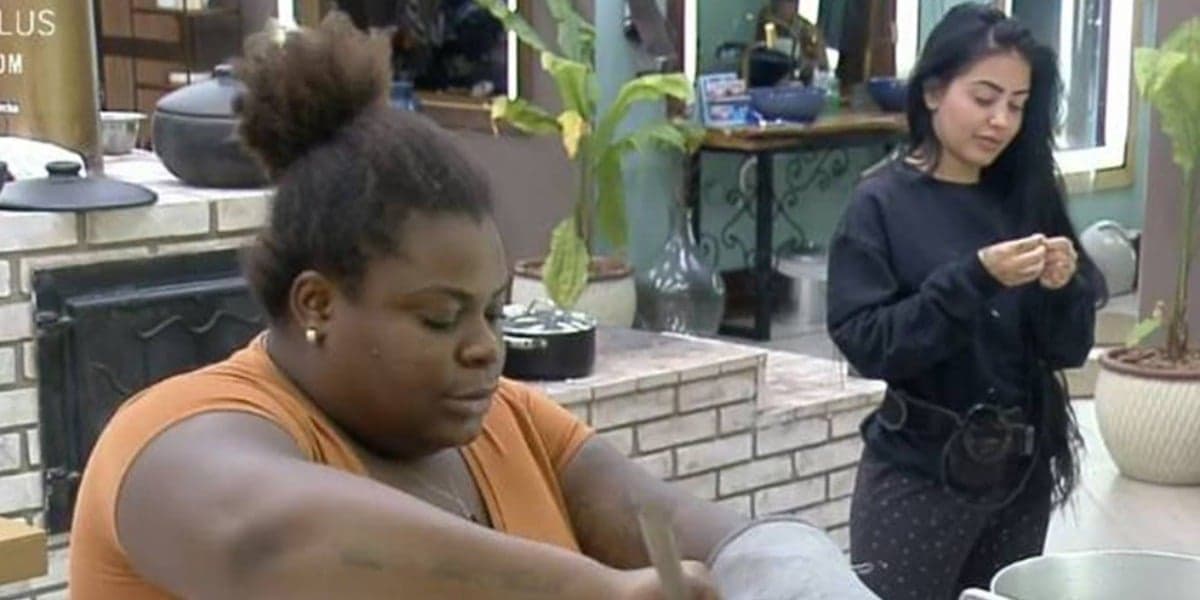 Jojo Todynho e MC Mirella conversando na cozinha (Foto: Reprodução) Jojo Todynho e MC Mirella conversando na cozinha (Foto: Reprodução)