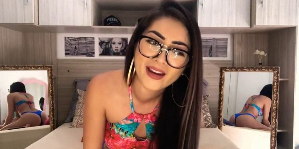 Modelo brasileira passa dos limites, sorteia virgindade e cria polêmica na web: "Vocês vão amar"