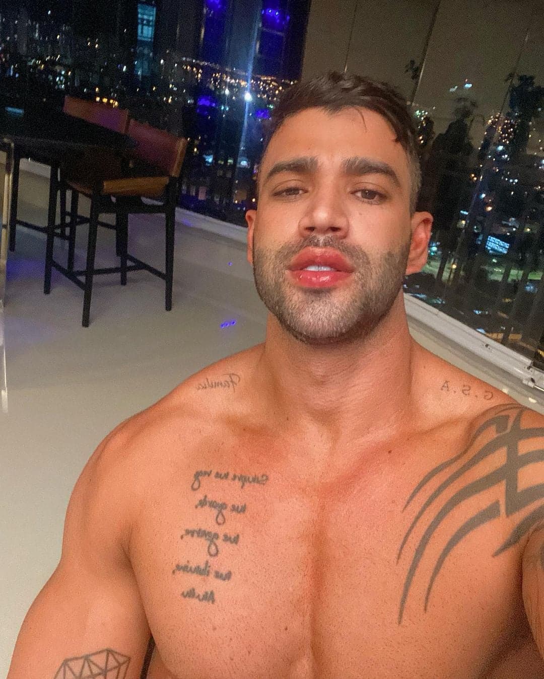 Gusttavo Lima aparece sem roupa nas redes sociais (Reprodução: Instagram) Gusttavo Lima aparece sem roupa nas redes sociais (Reprodução: Instagram)