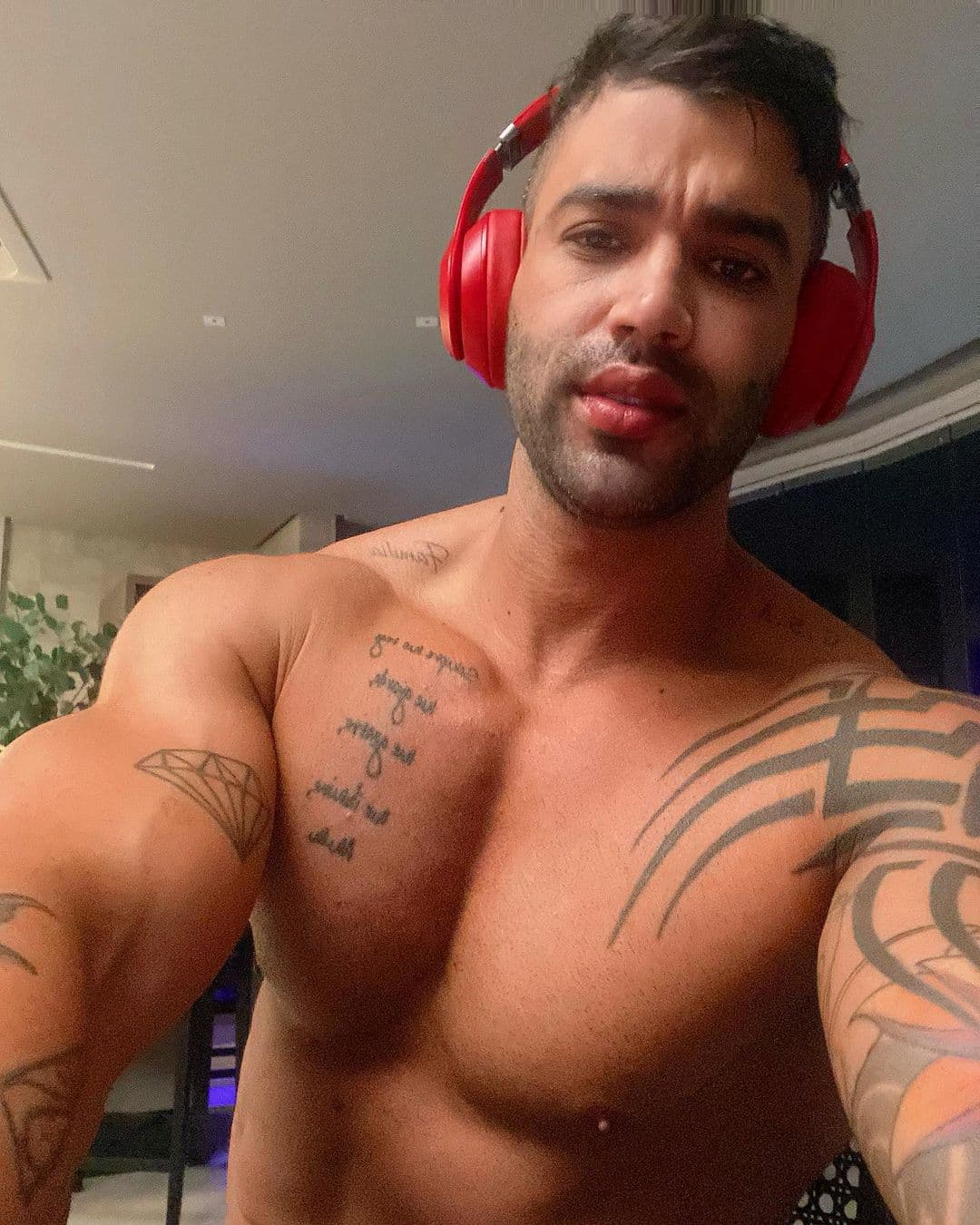 Gusttavo Lima aparece sem roupa nas redes sociais (Reprodução: Instagram) Gusttavo Lima aparece sem roupa nas redes sociais (Reprodução: Instagram)