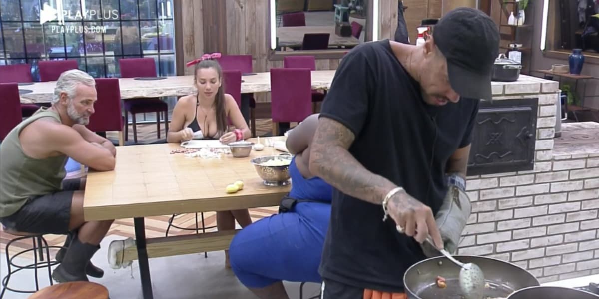 Momento em que Mateus Carrieri questionou Jojo Todynho sobre sua vida sexual (Foto: Reprodução) Momento em que Mateus Carrieri questionou Jojo Todynho sobre sua vida sexual (Foto: Reprodução)
