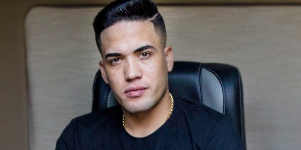 Mc Brisola, após ter nude chocante divulgado, surge em vídeo seminu todo melado: "3 comprimentos"