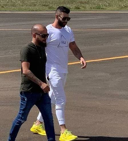 Cantor passa feriado ao lado dos amigos Cantor passa feriado ao lado dos amigos