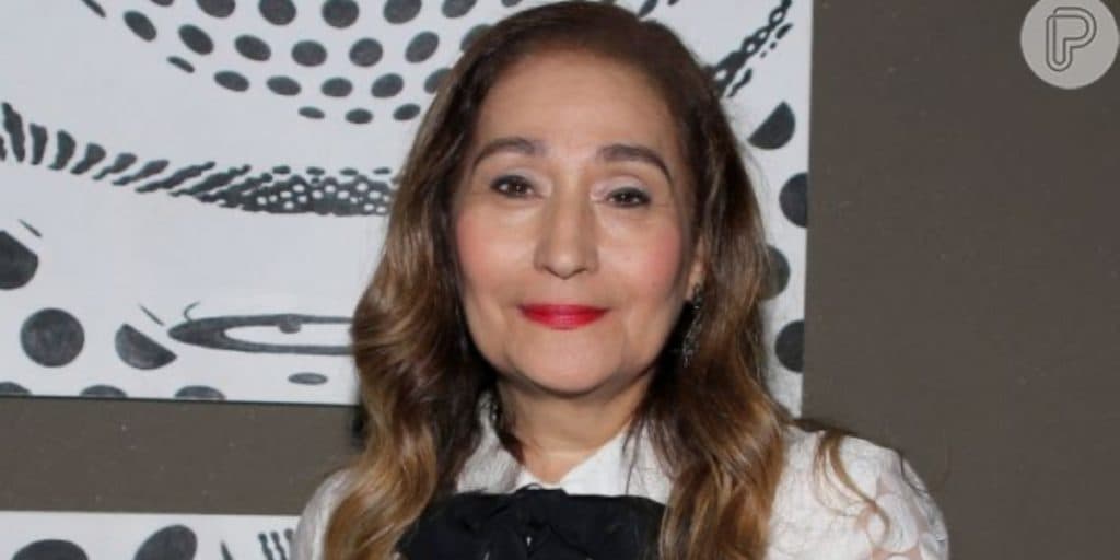 Sonia Abrão brinca com foto de apresentadores da Globo