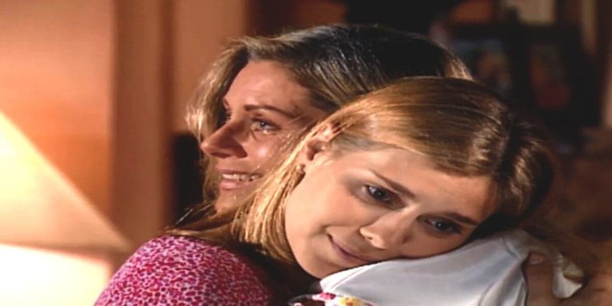 Camila e Helena abraçadas em Laços de Família Camila e Helena abraçadas em Laços de Família