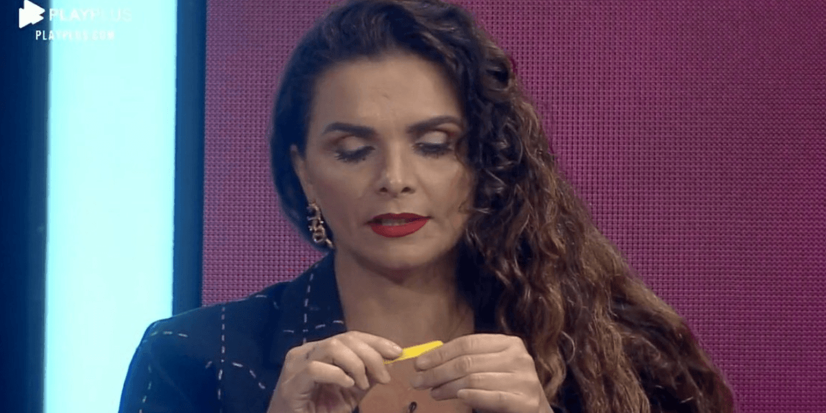 Luiza Ambiel chegou a lixar unhas ao vivo em A Fazenda 12 (Foto: Reprodução) Luiza Ambiel chegou a lixar unhas ao vivo em A Fazenda 12 (Foto: Reprodução)