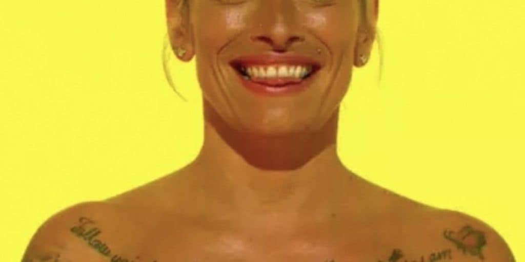Participante de reality extravasa e faz tatuagem ousada ao lado do órgão sexual: "Lamba o lagarto"