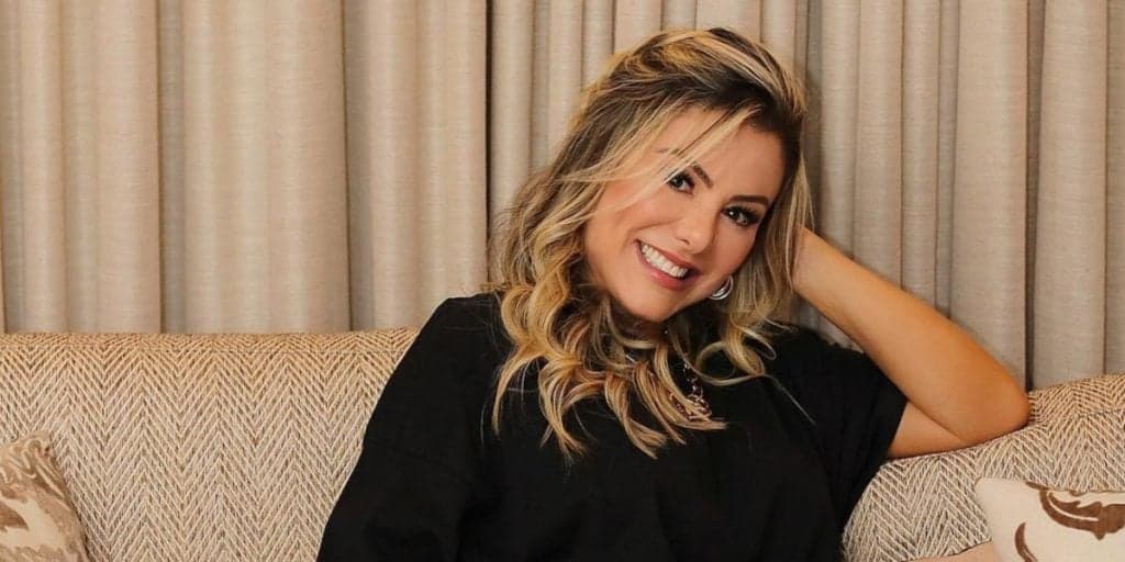 Poliana Rocha, esposa de Leonardo, passa do limite e provoca fãs com seios de fora: "Gostosa"