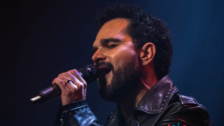 Luciano Camargo, após ser pego na cama com homem, se revolta em declaração: "Dá um tempo pô"