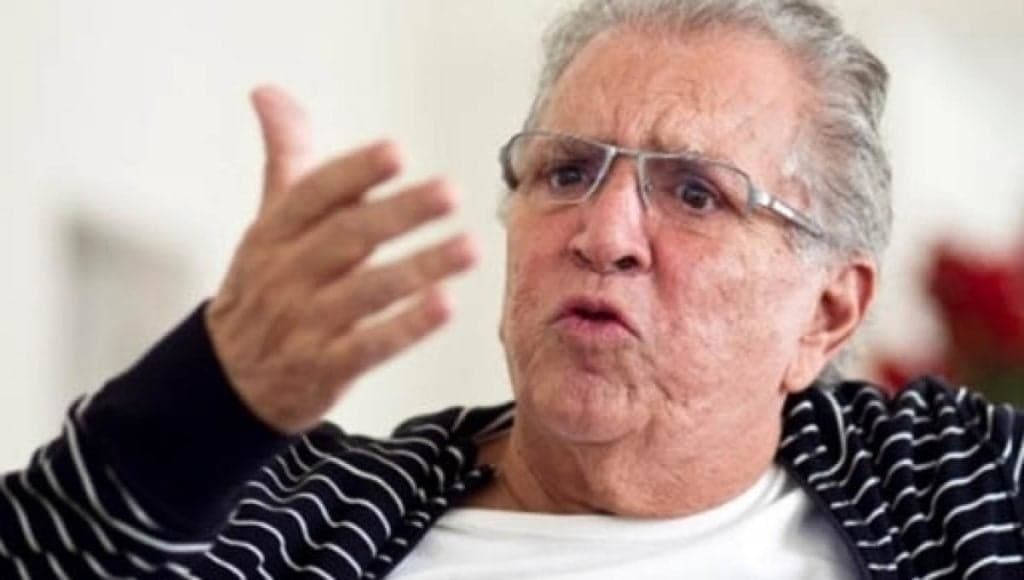 Bomba! Carlos Alberto vê notícia que novo apresentador vai assumir A Praça é Nossa e notícia explode: "Perceberam"