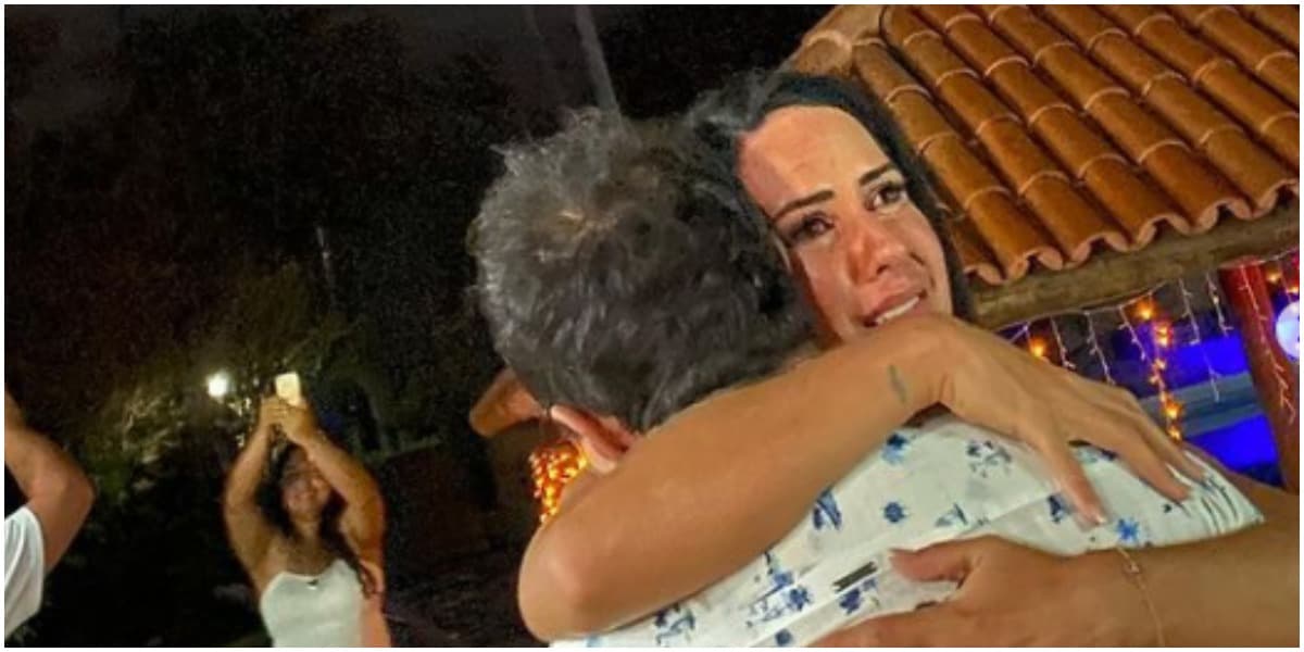 Graciele Lacerda se emocionou e chorou muito nos braços de Zezé Di Camargo (Foto: Reprodução) Graciele Lacerda se emocionou e chorou muito nos braços de Zezé Di Camargo (Foto: Reprodução)