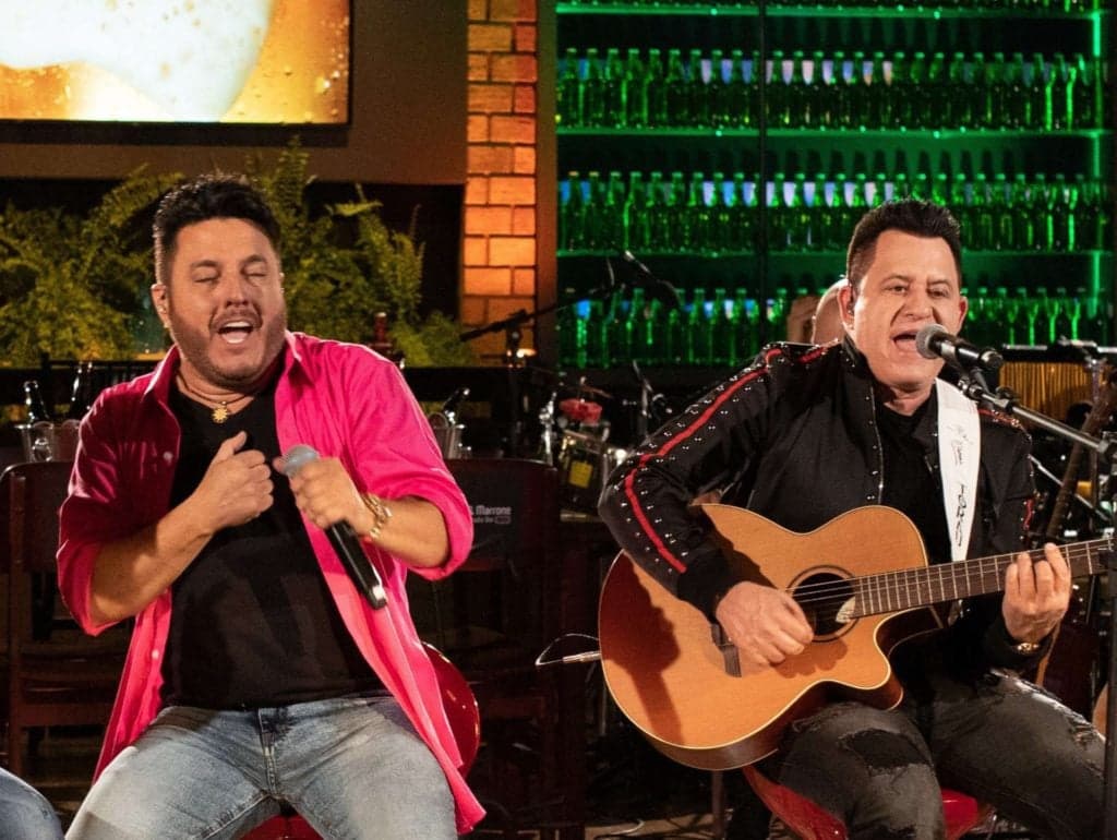 Marrone ouve de Bruno que ele é gay, tem só um testículo e se vinga da pior forma possível: "Virou as costas de vez"